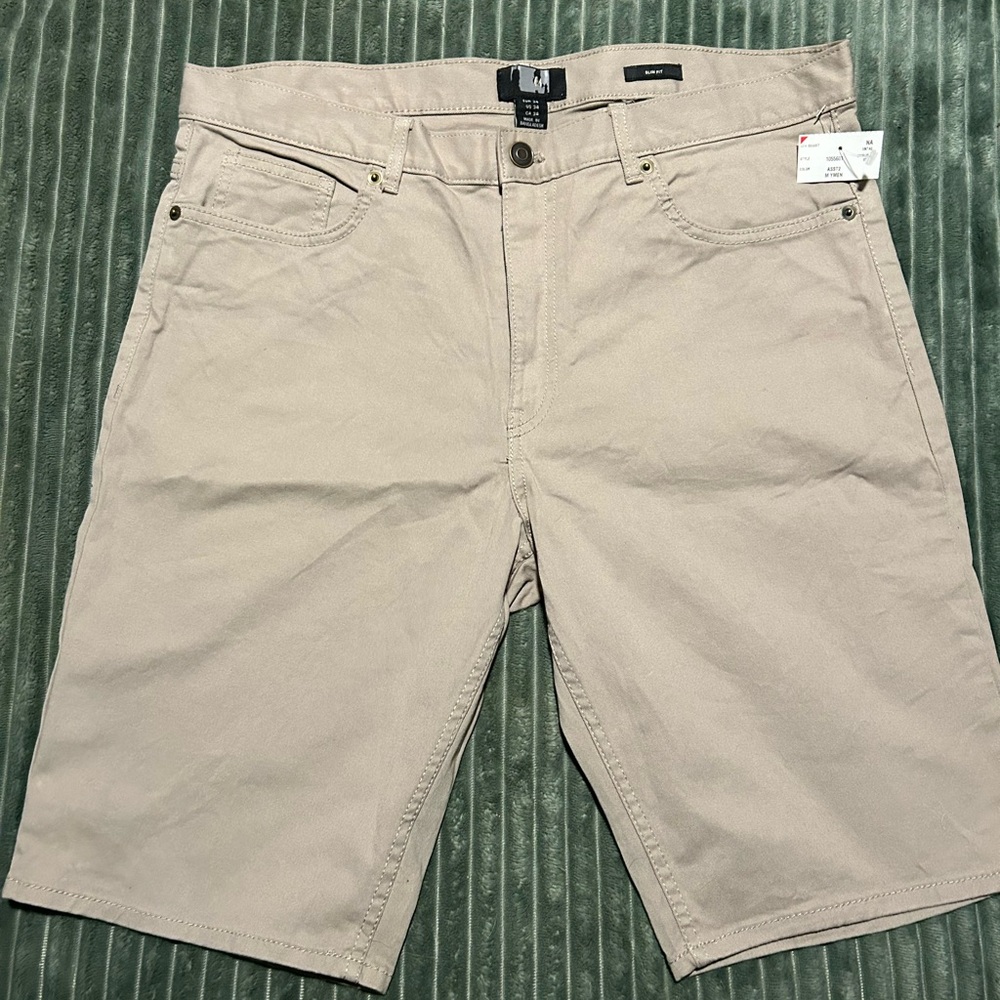 H&M beige Men’s slim fit shorts.   Brand new with tag.